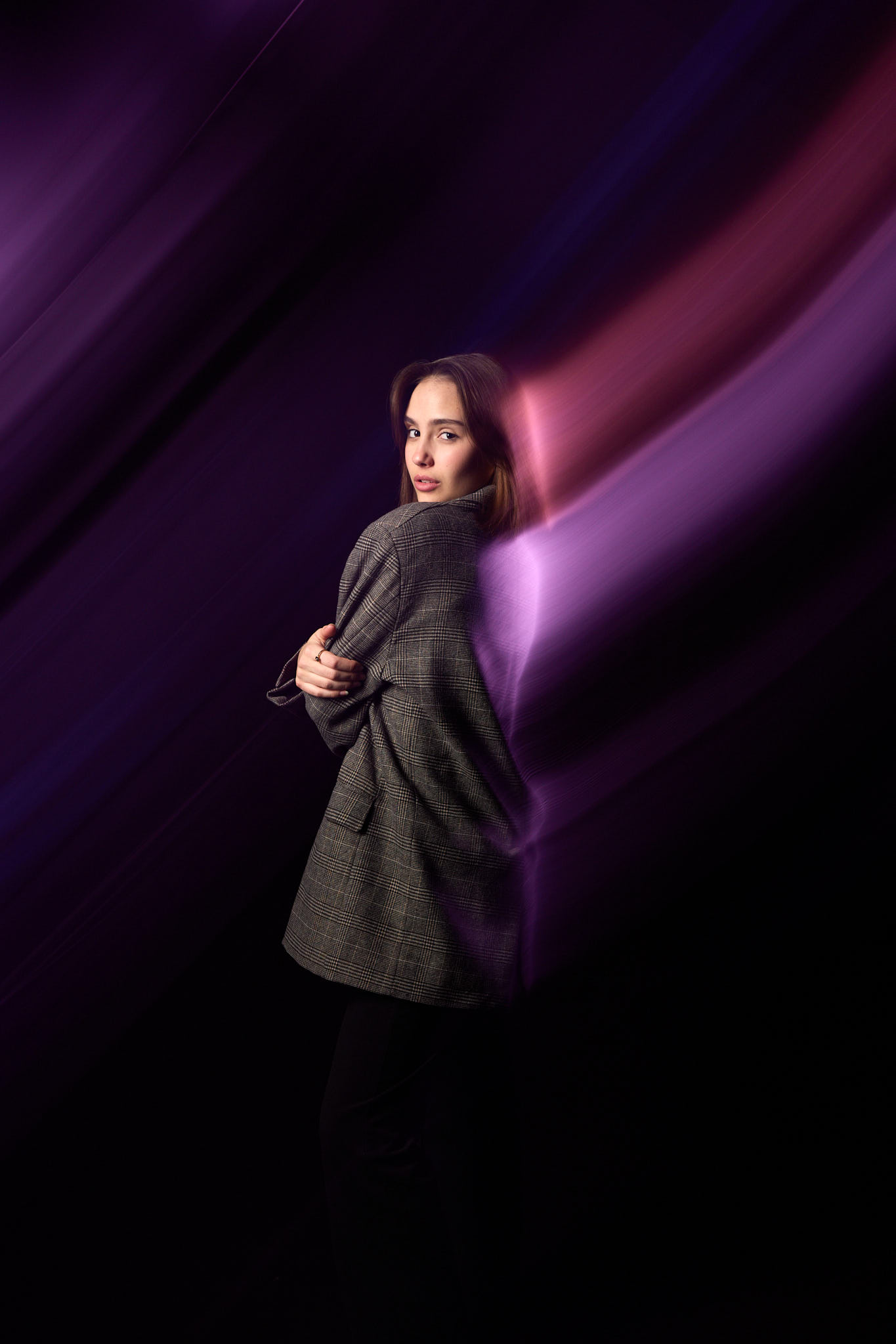 Künstlerisches Fashion-Porträt mit Bewegungsunschärfe und Farblicht-Echos Tirol