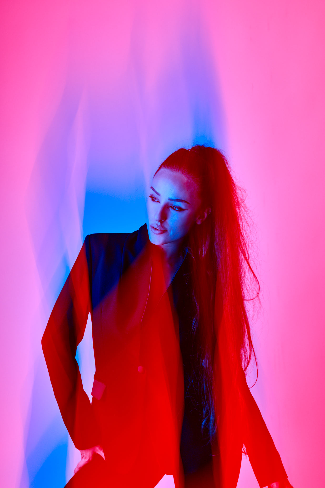 Künstlerisches Fashion-Porträt mit Bewegungsunschärfe und Farblicht-Echos Tirol