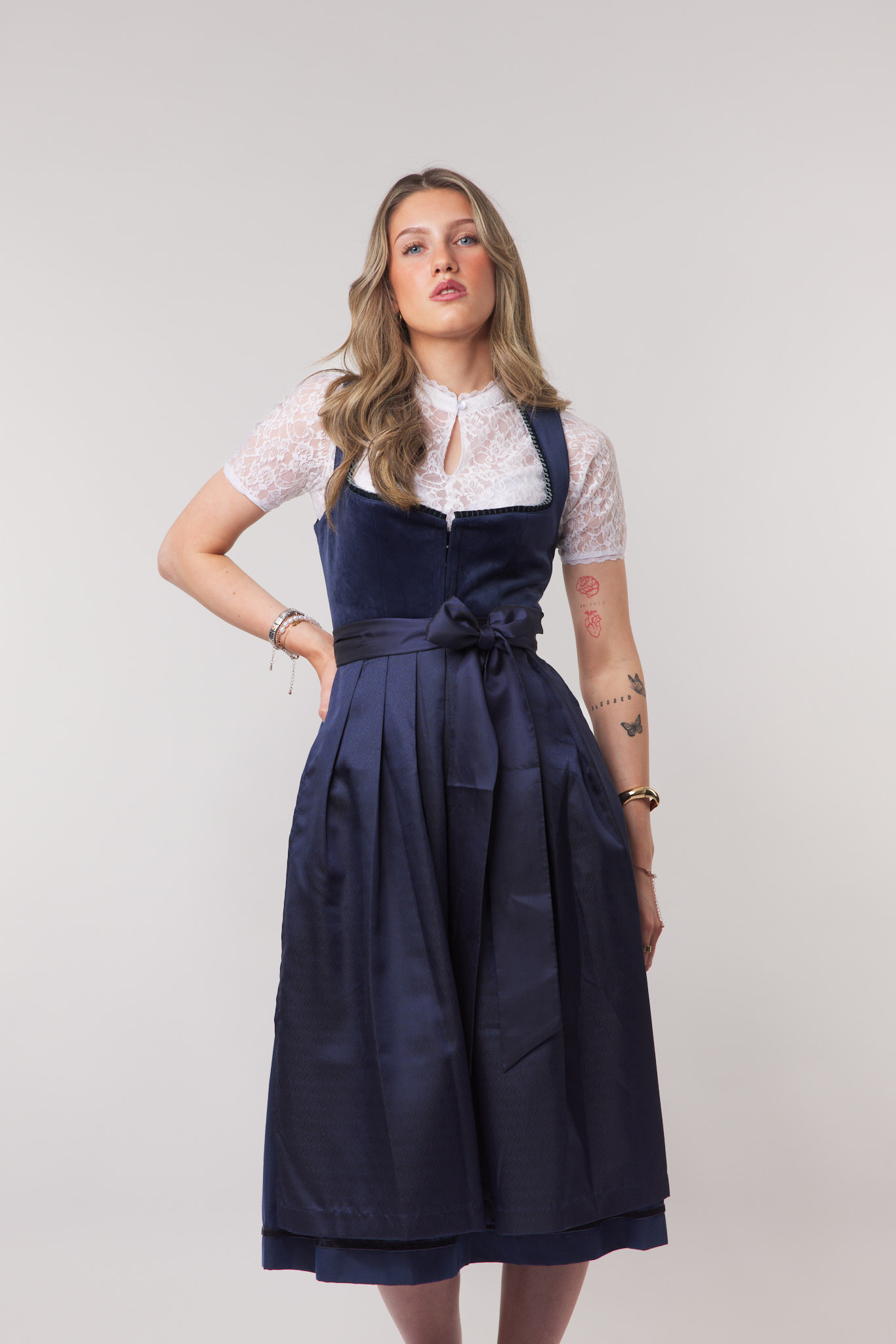 Dirndl blau Fotografie Tirol closeup